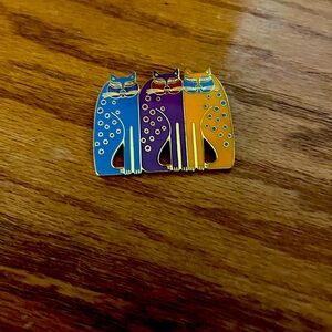 Pin of 3 Siamese or other cats….. heavy metal with pin on back.